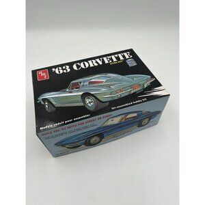1963 Chevy Corvette Model Kit  AMT 1/25 AMT861/12 Plastic